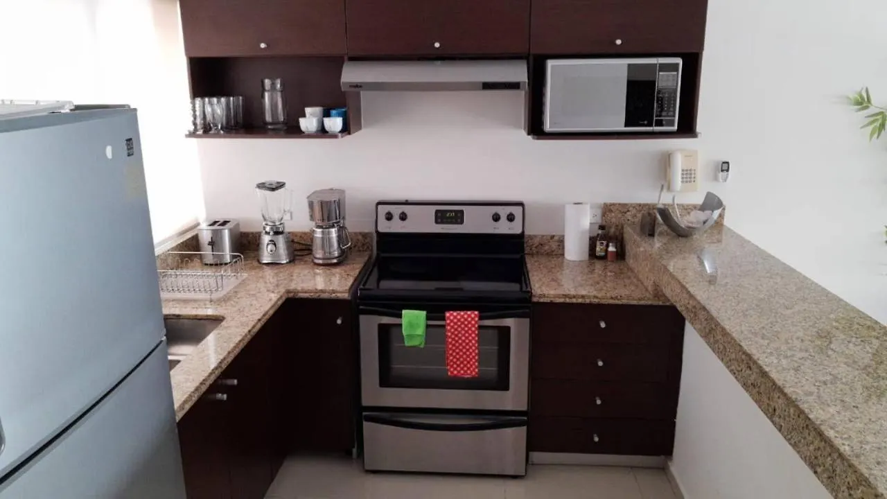 3 Bedroom Penthouse With Private Rooftop + Jacuzzi, Pool, Gym & Beach Club, Sabbia Playa del Carmen Holiday home
