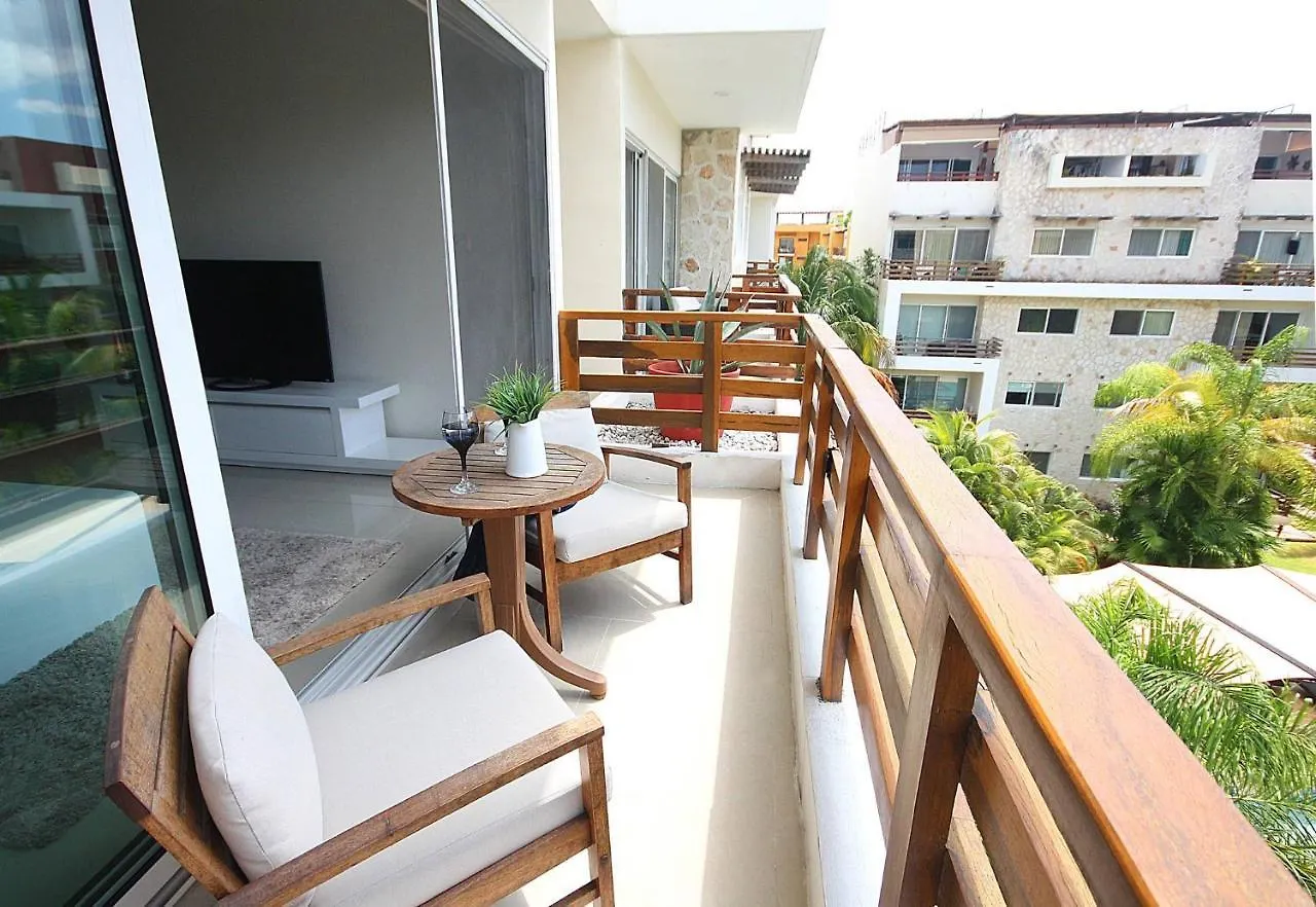 3 Bedroom Penthouse With Private Rooftop + Jacuzzi, Pool, Gym & Beach Club, Sabbia Playa del Carmen Holiday home